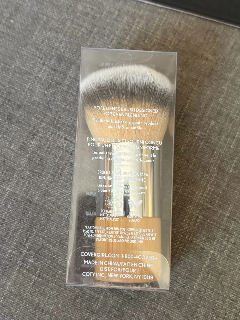 COVERGIRL Dual-Tone Foundation Blending Brush - Beige & Black Bristles